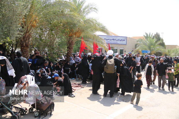 جابه‌جایی رایگان زوار اربعین در مرز خسروی توسط نیروهای حشدالشعبی