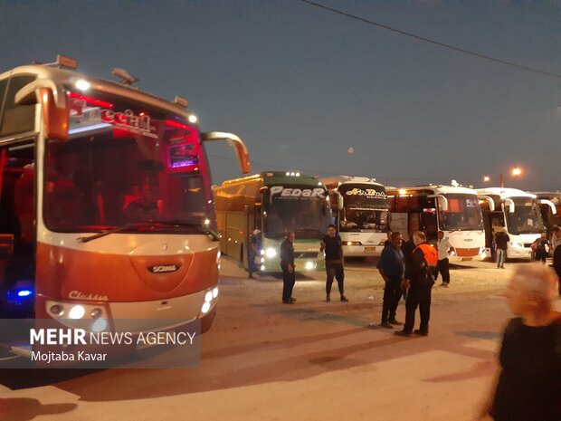 صف اتوبوس ها در مرز مهران برای انتقال زائران