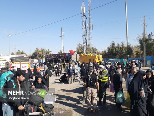 بازگشت زوار از مرز مهران