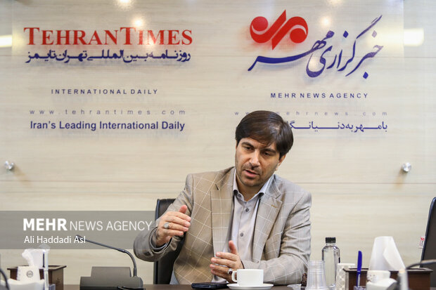 برای مقابله با کسری بودجه باید فرامین فرابودجهای دولت کاهش یابد