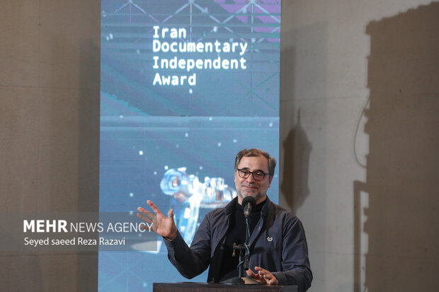  حامد شکیبا نیا رئیس سیزدهمین جشن مستقل سینمای مستند ایران در حال سخنرانی در مراسم سیزدهمین جشن مستقل سینمای مستند ایران است