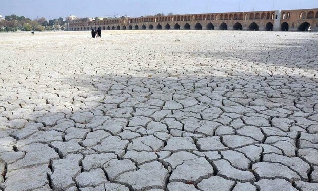 نگرانی‌ها از وضعیت رودخانه زاینده‌رود/نخاله‌ها جای آب را گرفتند