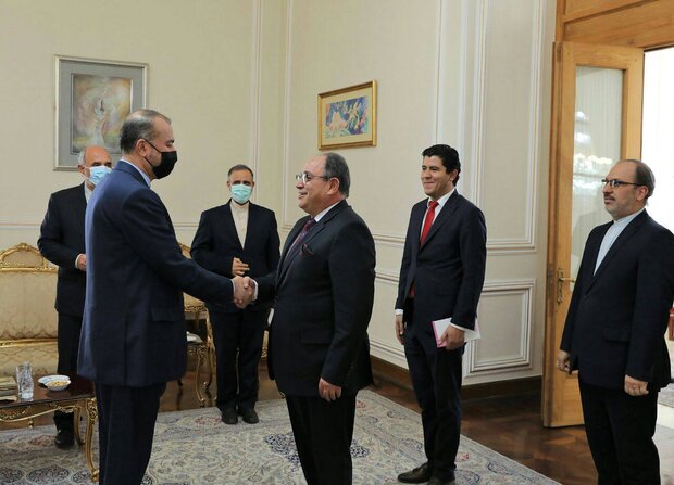 Iran FM, Tunisia outgoing envoy stress expanding ties  