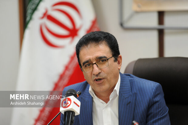 قادر آشنا معاون توسعه و فناوری سازمان سینمایی در حال سخنرانی در نشست خبری هفته مهر سینمای ایران است