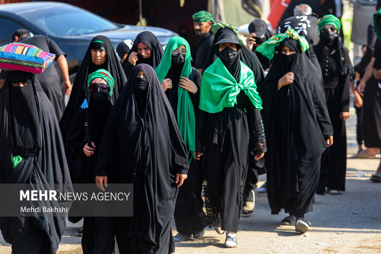 اسیران کربلا کے راستے سبایا پر عراقی خواتین کی کربلا کے لئے مشی