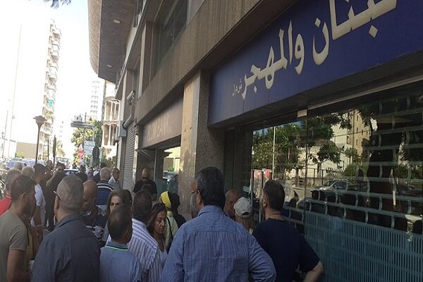 Armed people hold bank staff hostage in Beirut (+VIDEO)