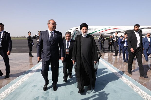 Raeisi officially welcomed by Uzbekistan President 