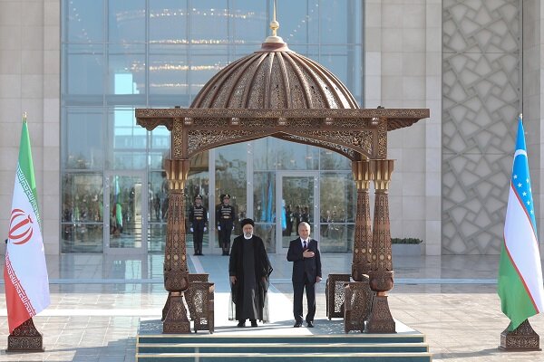 Reisi Özbekistan'da resmi törenle karşılandı