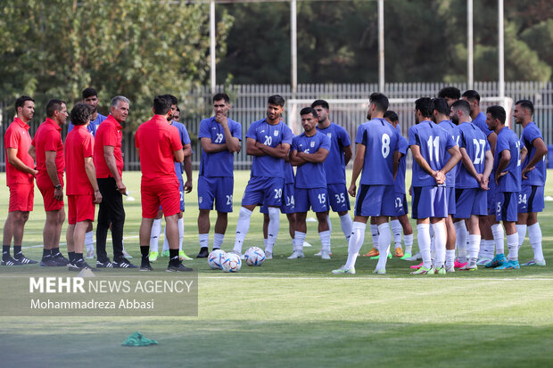 کارلوس کی روش سرمربی جدید تیم ملی فوتبال ایران  در حال گفتگو با  بازیکنان دعوت شده به اردوی تیم ملی فوتبال ایران است