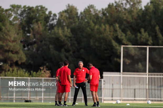 کارلوس کی روش سرمربی جدید تیم ملی فوتبال ایران  در حال گفتگو با دستیاران خود در  اولین تمرین تیم ملی در کمپ تیم های ملی است