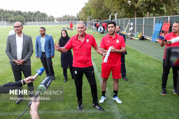 کارلوس کی روش سرمربی جدید تیم ملی فوتبال ایران در انتهای تمرین امروز در حال گفتگو با خبرنگاران رسانه ها است