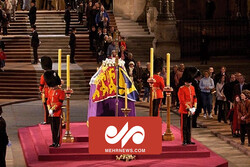 بیهوش شدن نیروی گارد سلطنتی در مراسم تشریفات تابوت الیزابت