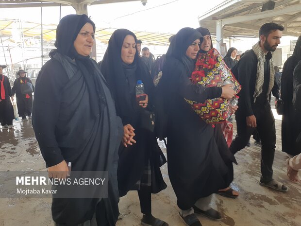 Arbaeen pilgrims return from Iran through Mehran crossing
