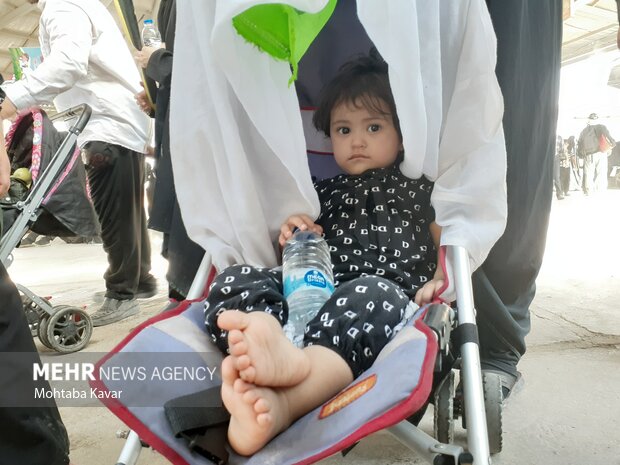 Arbaeen pilgrims return from Iran through Mehran crossing
