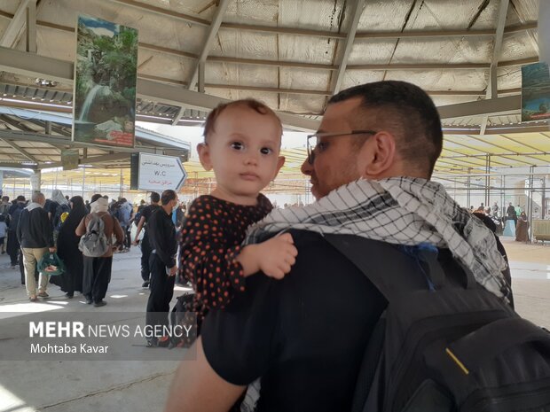 Arbaeen pilgrims return from Iran through Mehran crossing
