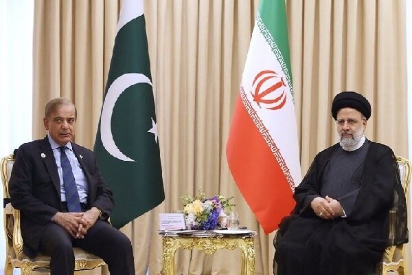 رئيسي: إيران لا تضع أية حدود لتوسيع العلاقات مع باكستان