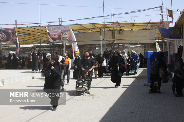 بازگشت زائران اربعین حسینی از مرز مهران به داخل کشور ادامه دارد.