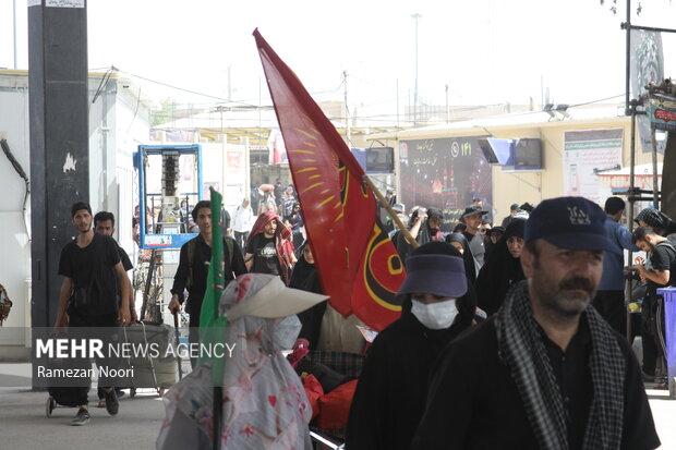 بازگشت زائران اربعین حسینی از مرز مهران به داخل کشور ادامه دارد.