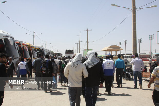 حضور گسترده زائران اربعین در پایانه مرزی مهران طی صبح روز جمعه