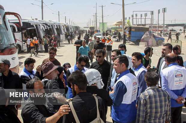 سرگردانی زائران بدون گذرنامه در مرز مهران/ زوار برگردانده شدند!