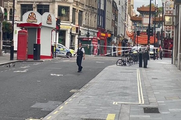 2 Police officers hospitalized after being stabbed in London