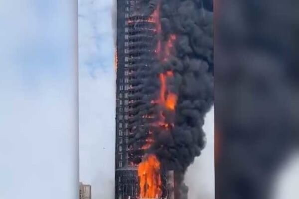 Fire engulfs office tower in China's Changsha city (+VIDEO)