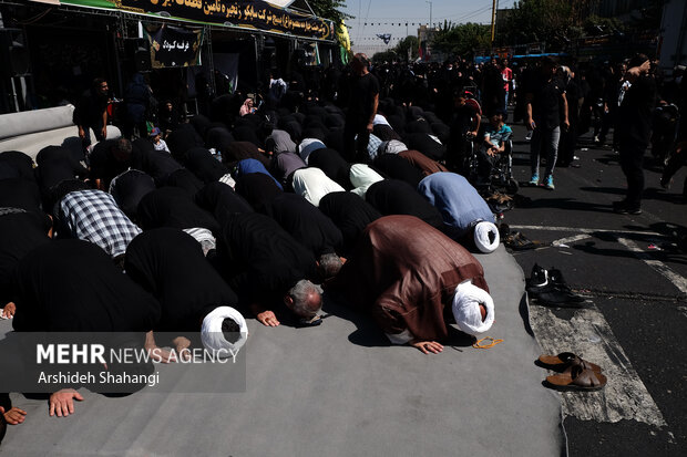 جاماندگان اربعین حسینی (ع) در حال اقامه نماز در حین مراسم پیاده روی جاماندگان اربعین حسینی (ع) در تهران هستند