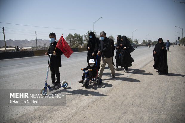 راهپیمایی جاماندگان اربعین در جاده فرودگاه اصفهان در ساعات اولیه