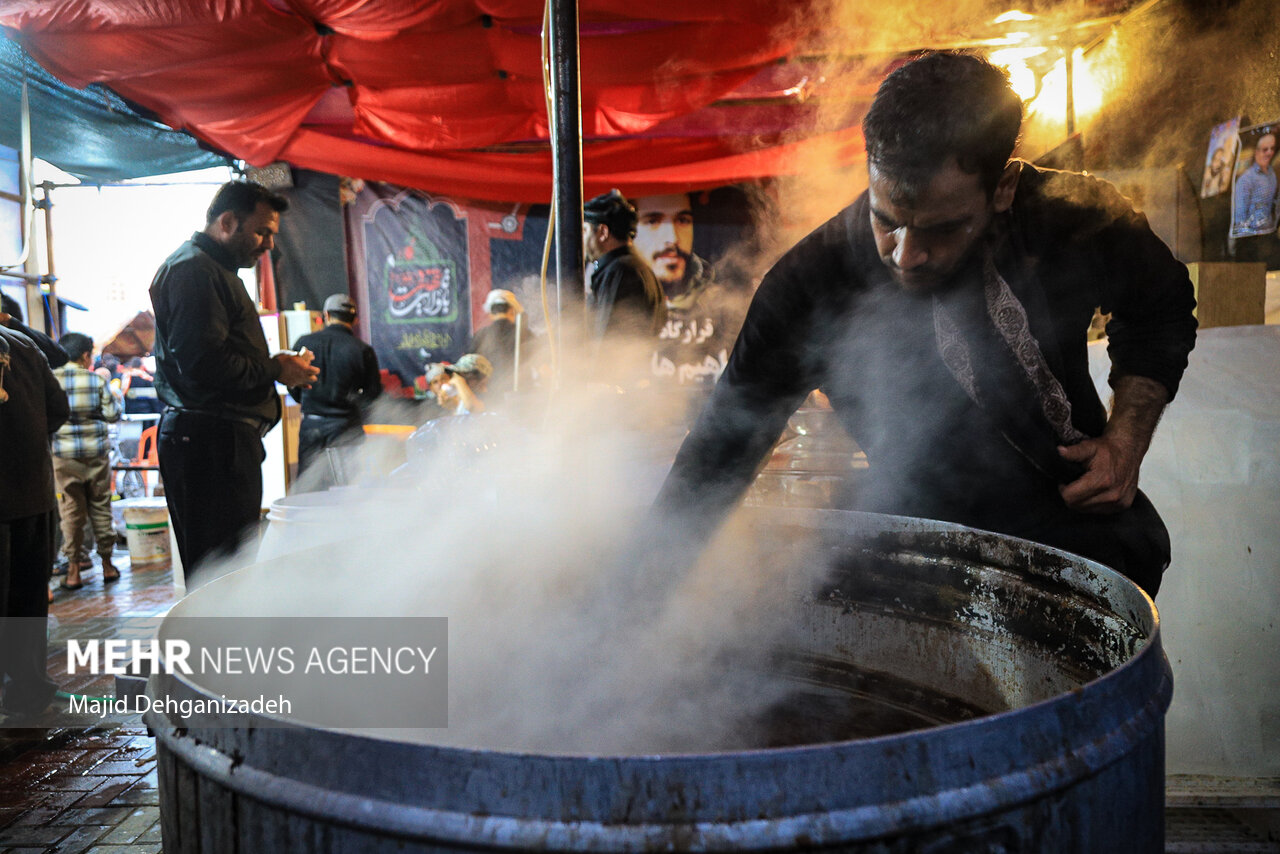 توزیع ٢٠٠ هزار پرس غذا به طور روزانه در موکب های فارس