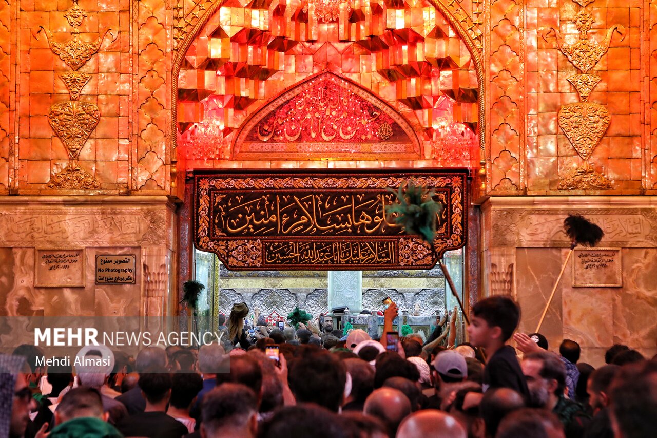 خروش میلیونی امت حسینی در کربلا؛ بینالحرمین سراسر «لبیک یا حسین»