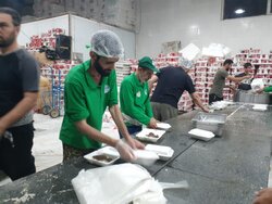 پخت غذا برای زائران در آشپزخانه‌های مهران
