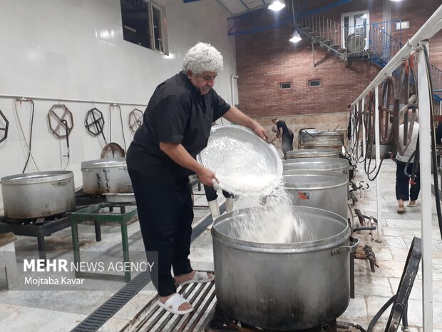 پخت غذا برای زائران در آشپزخانه‌های مهران