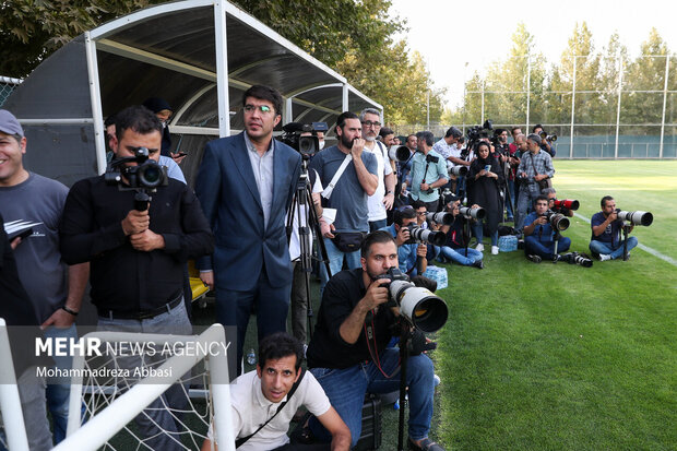 خبرنگاران و عکاسان رسانه های داخلی و خارجی برای پوشش اولین تمرین تیم ملی فوتبال ایران با حضور کارلوس کی روش سرمربی جدید تیم ملی فوتبال ایران در محل تمرین حضور دارند