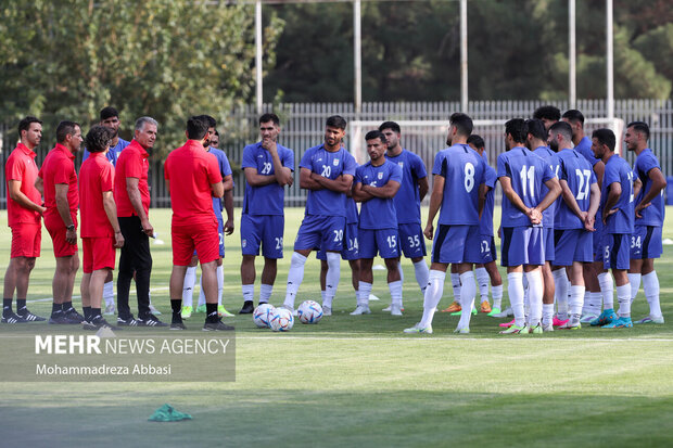 کارلوس کی روش سرمربی جدید تیم ملی فوتبال ایران در حال گفتگو با بازیکنان دعوت شده به اردوی تیم ملی فوتبال ایران است