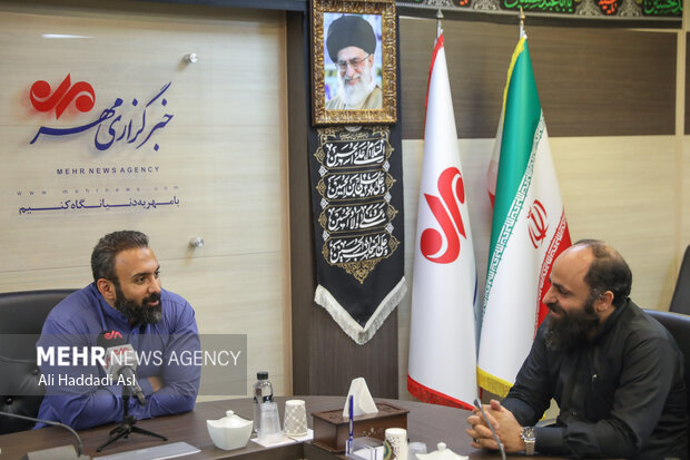 محمد جواد خسروی  شهردار منطقه ۱۸ در حال گفتگو با حسین طاهری معاونت خبر خبرگزاری مهر است
