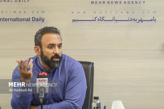 محمد جواد خسروی  شهردار منطقه ۱۸ در حال پاسخ به سوالات خبرنگار مهر است