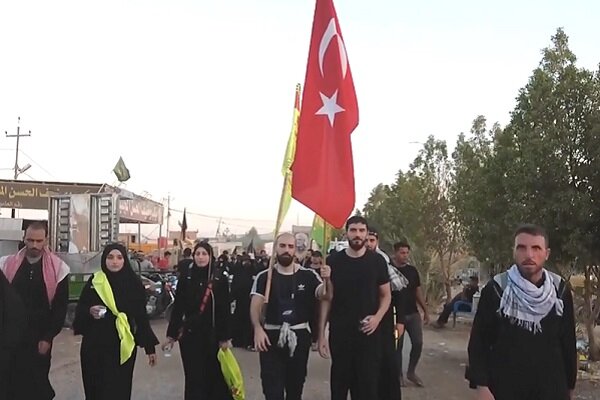 Türk vatandaşları da Erbain yürüyüşüne katıldı Türk vatandaşları da Erbain yürüyüşüne katıldı