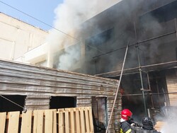 فوت یک خانم در اثر وقوع حریق در انبار میدان نوبنیاد/ ۲ آتش‌نشان مصدوم شدند