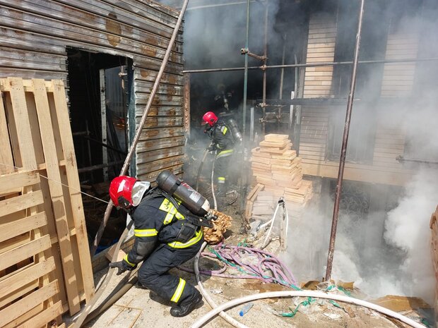 آتش سوزی در منزل مسکونی ۲ طبقه در اصفهان