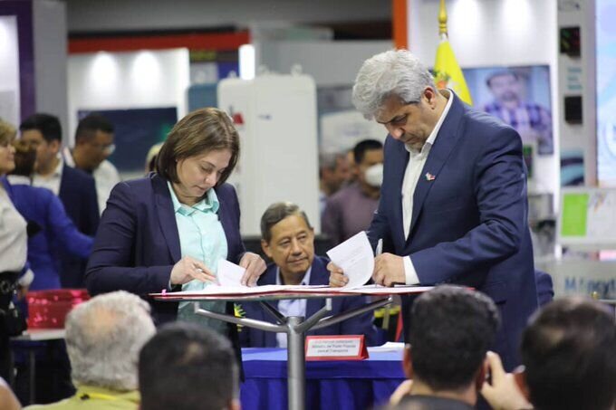 Iran, Venezuela sign 60 MoUs to strengthen bilateral ties