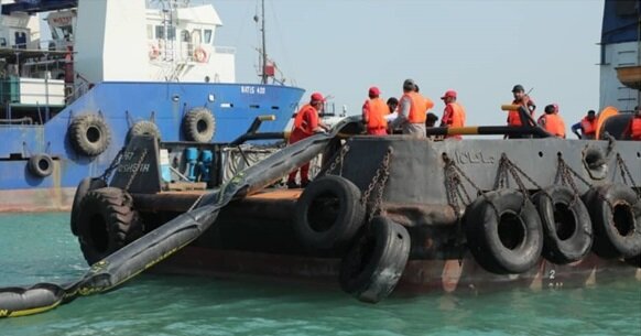 ردپای «تاربالهای نفتی» بر سواحل بوشهر/ مسئولان چاره اندیشی کنند