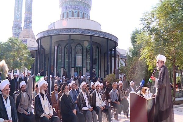 تجمع شماری از طلاب تهران برگزار شد.  دشمن به دنبال فتنه قومی است