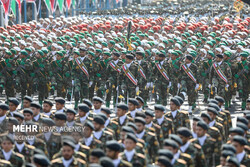 Tahran'da askeri geçit töreni