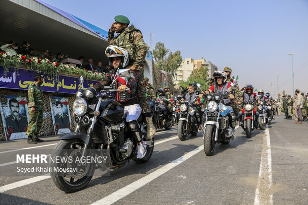 رژه یگان‌های نیروهای مسلح خوزستان در اهواز برگزار شد
