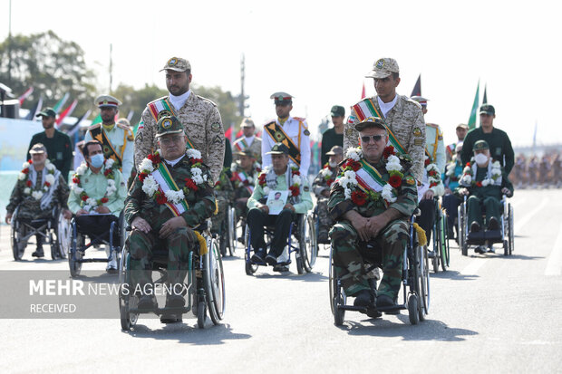 استعراض عسكري للقوات المسلحة تزامنا مع بداية أسبوع الدفاع المقدس