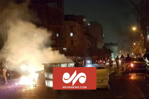 زیرگرفتن ماموران پلیس با خودرو توسط آشوبگران در تهران