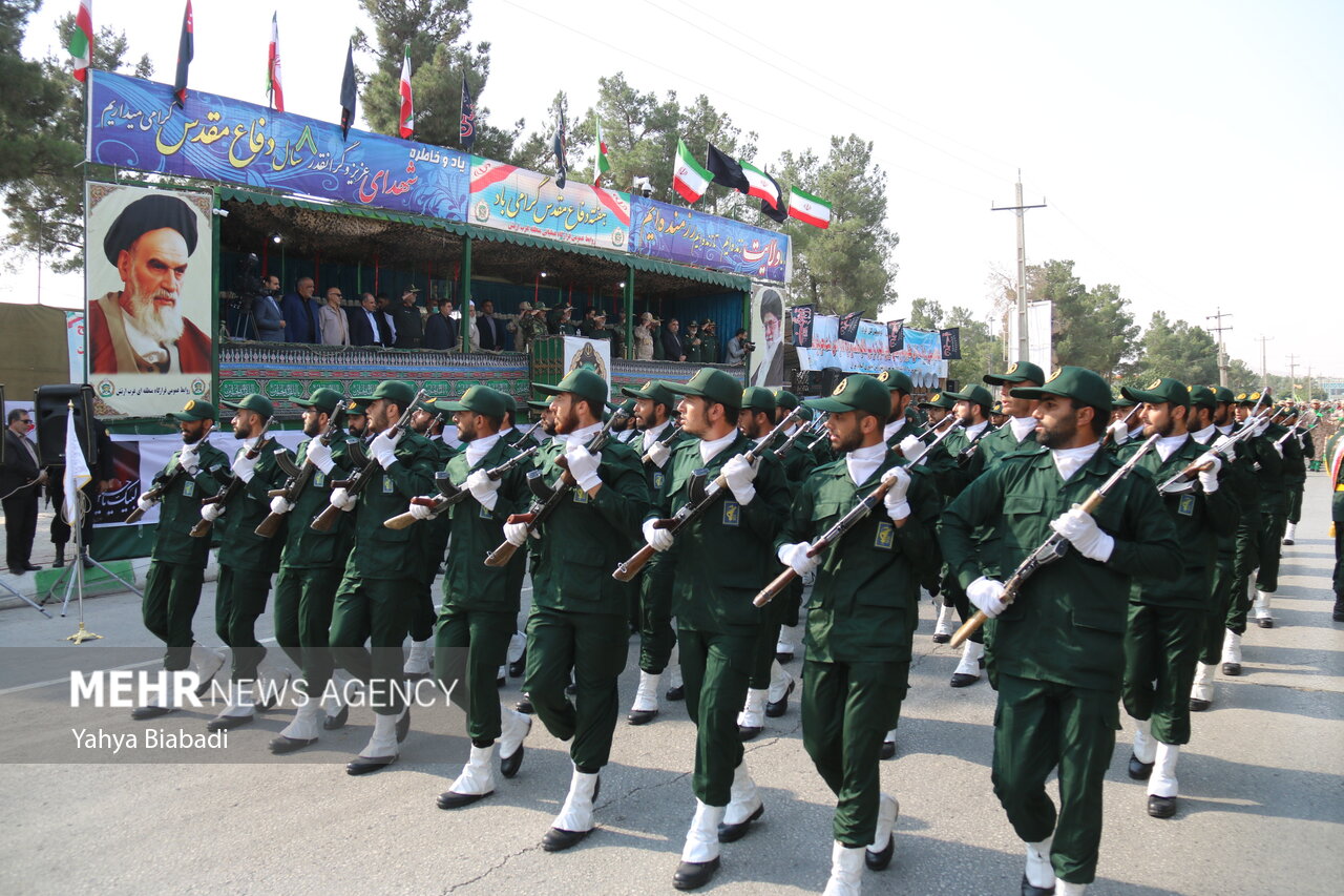 رجزخوانی بسیجیان در رژه نیروهای مسلح در کرمانشاه