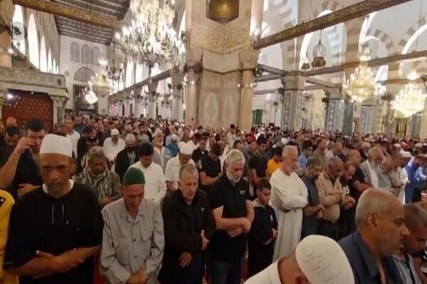 الآلاف من المواطنين يؤدون صلاة الفجر في المسجد الأقصى