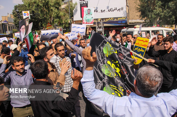تجمع مردم شیراز در اعتراض به حوادث اخیر