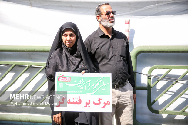 جانب من مسيرة إدانة أعمال الشغب بعد صلاة الجمعة في طهران